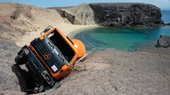 El camin, suspendido, en la playa de Papagayo en Lanzarote.