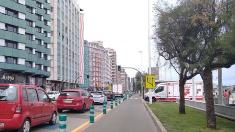 Trfico en el antiguo cascayu, en el paseo del Muro de San Lorenzo