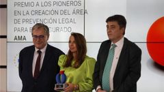 El premio es recogido por Raquel Murillo, directora general de A.M.A. y directora del Ramo de Responsabilidad Civil.