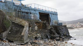El mar abri un boquete bajo la terraza de un restaurante de Barreiros en la playa de Altar, destroz accesos y desmont grandes piedras de la escollera