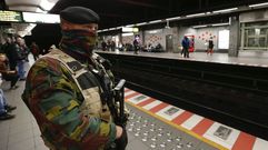 Un polic�a patrulla en el metro de Bruselas