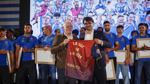 El Deportivo hizo entrega a La Voz de una camiseta conmemorativa. Fue Massimo Benassi el que se la entreg� al presidente de la corporaci�n, Lois Blanco