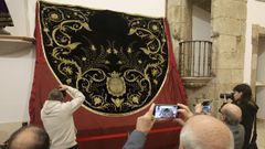 En la imagen, el manto de la Virgen de Dolores, reci�n restaurado.