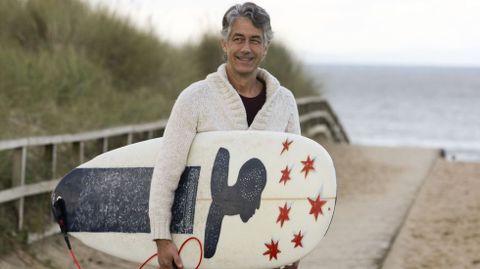 Sufero a los 51. Cristóbal Novoa, al que todos llaman Pisco, comenzó a surfear a los 40 años por sus hijos, Camila y Antón, que ya lo practicaban. Once años después, ellos se han convertido en sus mejores profesores. 