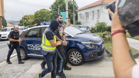 El nico detenido, llegando esta maana a los juzgados de Corcubin.