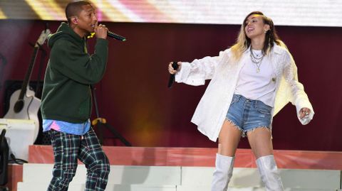 Pharrel Williams y Miley Cirus durante su actuacin en el Manchester Arena