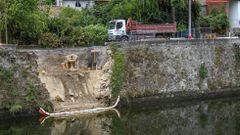 La calzada se desplom� del lado del embalse en las proximidades del pueblo de Belesar