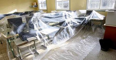 El aula de inform�tica fue la primera afectada por el agua que se filtra por la cubierta estropeada.