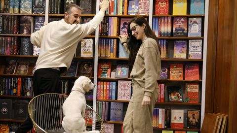 Roberto, co�ecido pola s�a faceta como escritor, acaba de reabrir Lume,�na Coru�a, coa�s�a familia; Eva�est�� fronte�dunha librer�a en Carballo, Clari�n, cada vez m�is popular en redes en toda Galicia
