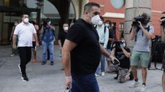 Miembros del Fuenlabrada abandonando el hotel Finisterre