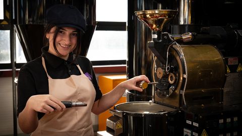 Andrea Rojo junto a una de las mquinas que utiliza durante su formacin