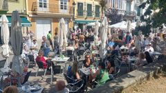 Terrazas hosteleras llenas de gente en Ribadeo, una imagen habitual todo el verano prueba del peso que el sector tiene en la econom�a comarcal