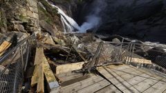 La pasarela de la cascada, destrozada por un temporal a finales de 2023