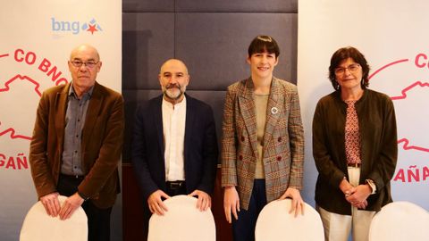De izquierda a derecha: el portavoz municipal del BNG en A Coru&ntilde;a, Francisco Jorquera; el diputado del partido en el Congreso de los Diputados, N&eacute;stor Rego; la portavoz del Bloque, Ana Pont&oacute;n y la senadora Carme da Silva.
