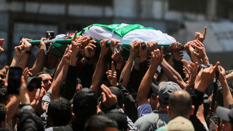 Seguidores portando el cuerpo de Izz al-Din al-Haddad durante el funeral en Gaza