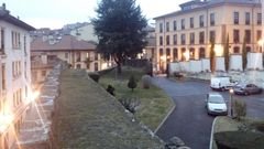 Paso superior del muralla medieval de Oviedo en la zona de la Casa Sacerdotal. A la izquierda, la calle Para�so
