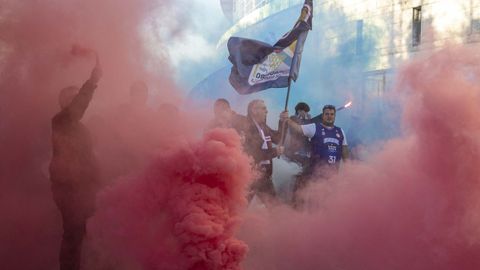 Aficionados del Obradoiro, en el recibimiento a los jugadores el d�a del derbi ante el Leyma