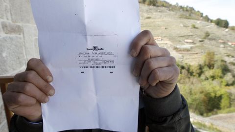 Marcos Antonio con una copia del recibo premiado, cuando fue entrevistado por La Voz en abril del a�o 2012