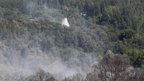 Un helic�ptero actuando sobre el incendio en La Utrera, Le�n