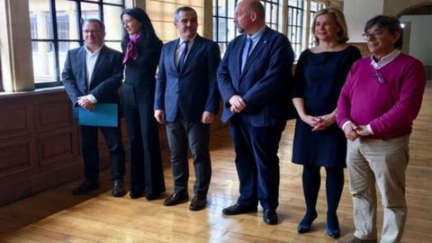 Araceli Iravedra, segunda por la derecha, durante la presentaci�n del congreso dedicado a �ngel Gonz�lez