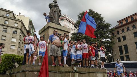 �Celebraste el ascenso de la UD Ourense?.La fiesta comenz� en Meis y se traslad� a la fuente de Concepci�n Arenal