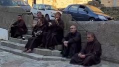 Los monjes que cantan a la Virgen y sorprenden en Santiago