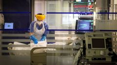 Una sanitaria, atendiendo a un paciente con covid-19 en una unidad de cuidados intensivos