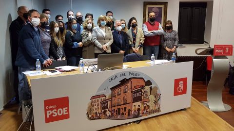 La candidata a la Secretara General de la Agrupacin Municipal Socialista de Oviedo (AMSO-PSOE),Delia Losa, con los miembros de su lista para integrar la Comisin Ejecutiva local