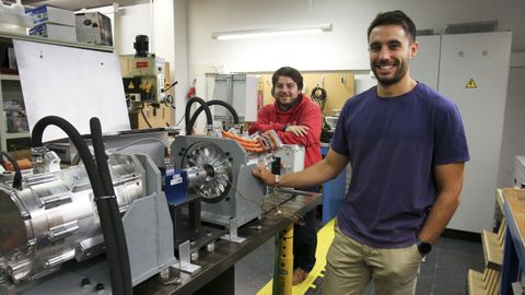 En la imagen, Francisco González y Antonio Rodríguez, junto al banco de ensayo «cíber-físico» que han desarrollado junto a otros investigadores del Laboratorio de Ingeniería Mecánica (LIM)