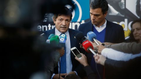 Pedro Snchez escucha cmo Javier Fernndez atiende a los medios de comunicacin, durante una visita a Asturias.Pedro Snchez escucha cmo Javier Fernndez atiende a los medios de comunicacin, durante una visita a Asturias 