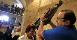 Los creyentes son golpeados ligeramente con una imagen del santo, que es m�s peque�a a la que se porta en la procesi�n.  