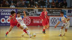 David Pazos, que no dej� de buscar porter�a, pugna por un bal�n con Luc�o.