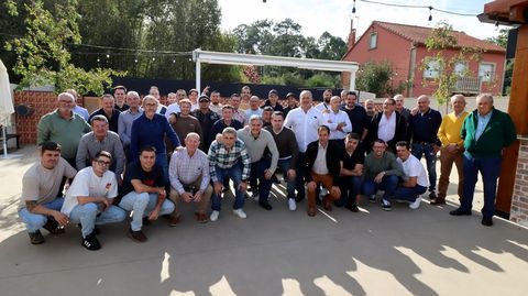 Sueiro, con camisa de cuadros en primera fila, con los compaeros que le organizaron la comida