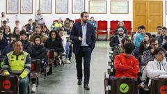 El jefe provincial de Tr�fico de Ourense, David Llorente, particip� en una jornada formativa en el IES 12 de Outubro sobre los riesgos que provocan el alcohol y las drogas para la seguridad vial.