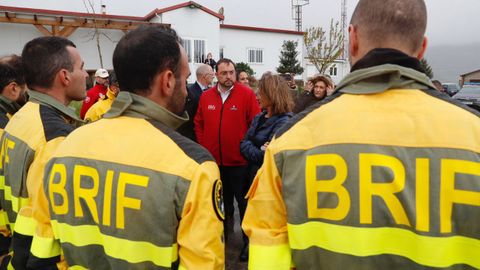 El presidente del Principado de Asturias, Adri�n Barb�n, y la ministra para la Transici�n Ecol�gica y el Reto Demogr�fico, Teresa Ribera, saludan a los miembros de la Brif a su llegada a la sede de la brigada en La Curiscada, concejo de Tineo