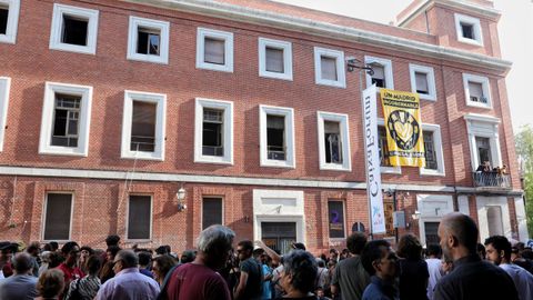 Un grupo de personas se concentra a las puertas de La Ingobernable tras la notificaci�n del Ayuntamiento de Madrid para que desalojen el inmueble que okupan