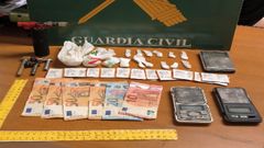 La Guardia Civil incaut&oacute; dinero, droga y m&oacute;viles en el domicilio del sospechoso en O Carballi&ntilde;o