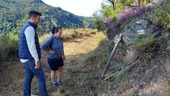 El concejal de Xuventude de Quiroga,  Lus Manuel Arias Gonzlez, examina un tramo del Camio do Ferradal con la directora del campo juvenil de trabajo