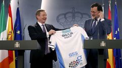 F�tbol ga�lico en la Moncloa. El primer ministro irland�s Enda Kenny entreg� a Rajoy una camiseta con su nombre de la selecci�n gallega de f�tbol ga�lico, que qued� en tercer lugar en el mundial