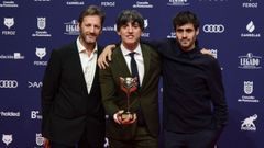 Diego San Jos�, en el centro de la imagen, con el galard�n de los Premios Feroz en Pontevedra