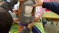 El avatar, con forma de peque�o robot humanoide, en clase