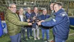 Los integrantes de la directiva, con el presidente Luciano Calvo en el centro, posan para La Voz en el campo de As Eiroas, en Carballo