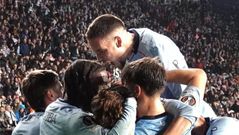 Mihailo Ristic, celebrando un gol del Celta con sus compa�eros.
