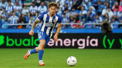 Mario Soriano, con el bal�n en los pies, durante el encuentro entre el Deportivo y el Valencia