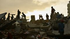 Rescatadores y ciudadanos trabajan juntos en las tareas de b�squeda de supervivientes en La Guaira.