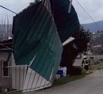 El viento arranc� y lanz� contra un poste esta chapa en Mondo�edo. 