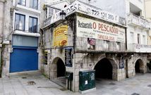 Un edificio se cay� en el 2007 y sigue tapado por una lona. El restaurante O Pescador est� en venta. 