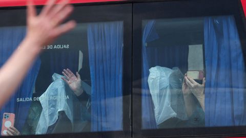 Los espa�oles del MV Hondius saludan desde el autob�s que les traslada al Hospital G�mez Ulla