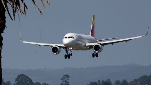 Avi&oacute;n de la compa&ntilde;&iacute;a Iberia aterrizando en el aeropuerto de Alvedro