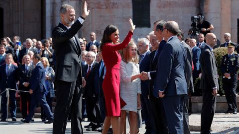 Los reyes Felipe y Letizia, junto a la princesa Leonor y la infanta Sofa, tras realizar una ofrenda floral ante la estatua de Don Pelayo para conmemorar los 13 siglos transcurridos desde la fundacin del Reino de Asturias, hoy en Covadonga